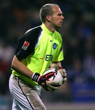 Ball fest im Griff, den Gegner im Visier: KSC-Torwart Markus Miller (firo)