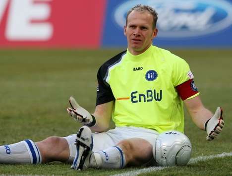 Ratlosigkeit im Abstiegskampf? KSC-Torwart Markus Miller versteh die Welt nicht mehr (firo)