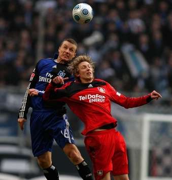 Im Luftkampf: Leverkusens Stefan Kießling und HSV-Spieler Michael Gravgaard (firo)