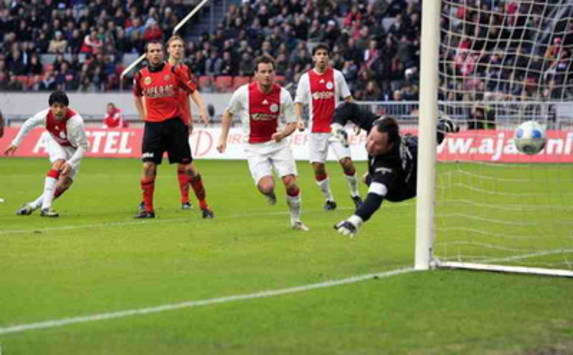 Ajax-Volendam, Luis Suarez klopt Jeroen Verhoeven: 1-1 (foto PRO SHOTS)
