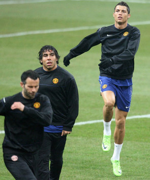 Training: Cristiano Ronaldo , Carlos Tevez and Ryan Giggs - Manchester United (PA)