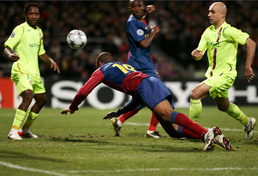 Flying Frenchman Thierry Henry lunges forward to head in Barcelona's equalising goal in the 1-1 draw against Lyon (Marca)
