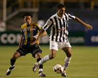 Luis Ramirez de Libertad, controla el balón ante la marca Israel Martínez de San Luis, en la Copa Libertadores  (Mexsport)