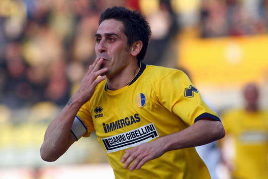 L'esultanza del modenese Pinardi dopo il suo goal in Modena-Parma (Foto Grazia Neri)