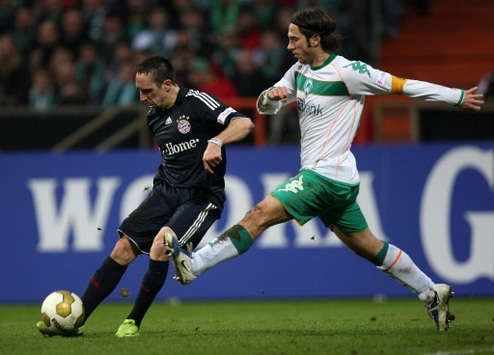 Bundeslliga: Werder Bremen - Bayern München, Frings und Ribery im Zweikampf (firo)