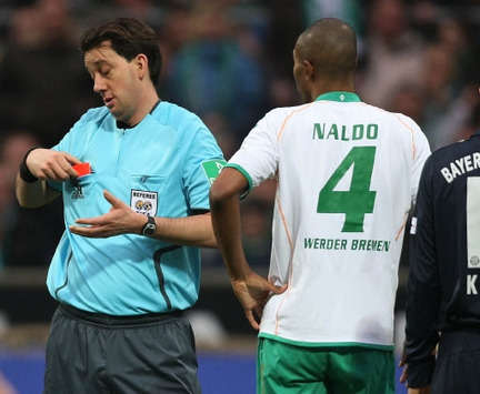 Bundeslliga: Werder Bremen - Bayern Munich, Red Card for Naldo (firo)