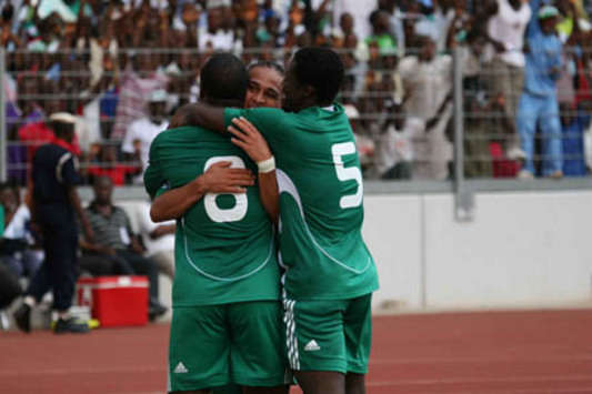 Yakubu Aiyegbeni and Obinna Nwaneri celebrate with Osaze