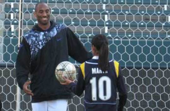 Kobe Bryant and Marta  (A.Canales/Goal.com)