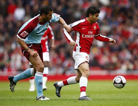 FA Cup: Da Silva Eduardo - Clarke Carlisle, Arsenal - Burnley (PA)