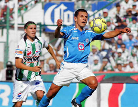 Walter Jimenez de Santos Laguna, observa a  Jaime Lozano de Cruz Azul controlar el balón, en el Clausura mexicano (Mexsport)