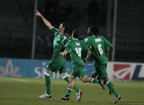 L'esultanza di Sforzini, festeggiato da Pepe e Doudou, dopo il goal del vantaggio dell'Avellino sul Mantova (Foto Grazia Neri)
