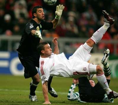 Champions League: Bayern Munich - Sporting Lissabon, Lukas Podolski - Rui Patricio (firo)