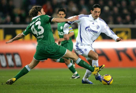 Bundesliga: VfL Wolfsburg - FC Schalke 04, Barzagli und Kuranyi im Zweikampf (firo)