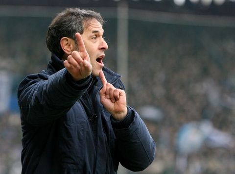 Bochum Coach Marcel Koller zeigt, wo es lang geht (firo)
