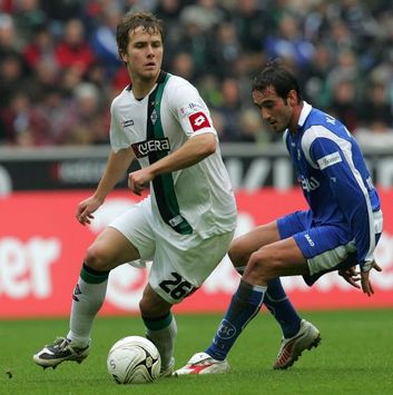 Volle Konzentration: Gladbachs Michael Bradley behauptet den Ball (firo)