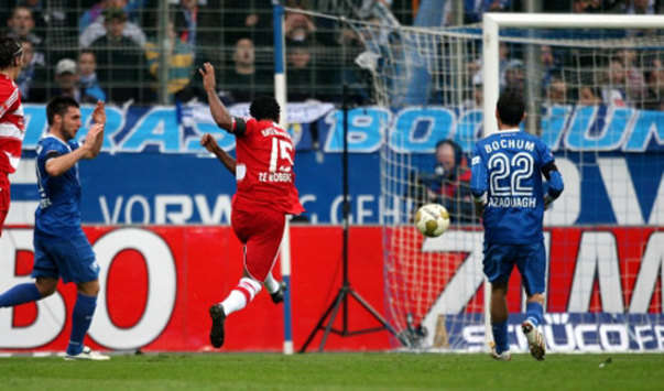 Bundesliga: VfL Bochum - Bayern München, Ze Roberto, Pfertzel, Azaouagh (firo)