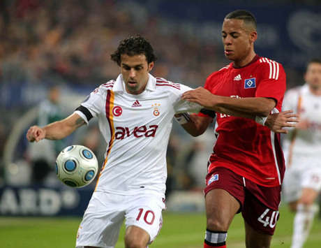 Dennis Aogo (Hamburg)-Cassio Lincoln (Galatasaray) (galatasaray.org)