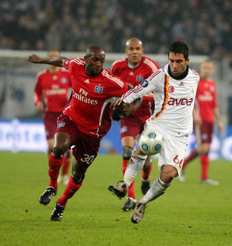 Colin Benjamin (Hamburg)-Arda Turan (Galatasaray) (galatasaray.org)