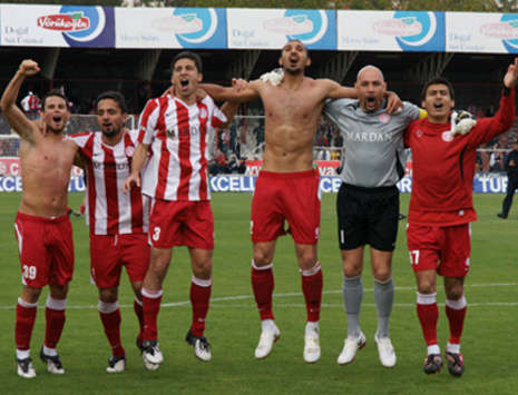 Turkcell Süper Lig: Antalyasporlu oyuncuların galibiyet sevinci (antalyaspor.com.tr)