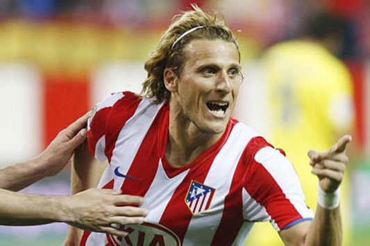 Diego Forlán celebra durante el Atlético de Madrid-Villarreal, disputado en el Vicente Calderón (MARCA)