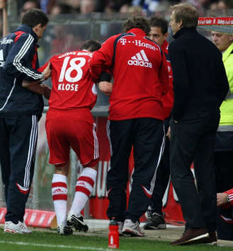 Miroslav Klose humpelt vom Platz, fällt mindestens sechs Wochen aus (firo)