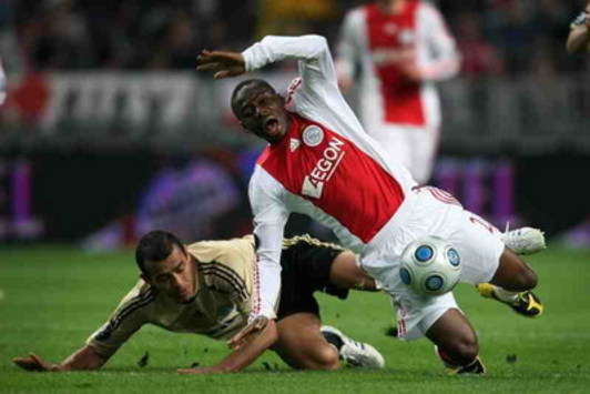 UEFA CUP: Eyong Enoh, Ajax - Olympique Marseille (foto ANP)