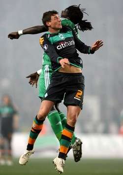 Uefa Cup : Sebastian Boenisch (Werder Bremen) vs Bafetimbi Gomis (Saint-Etienne)