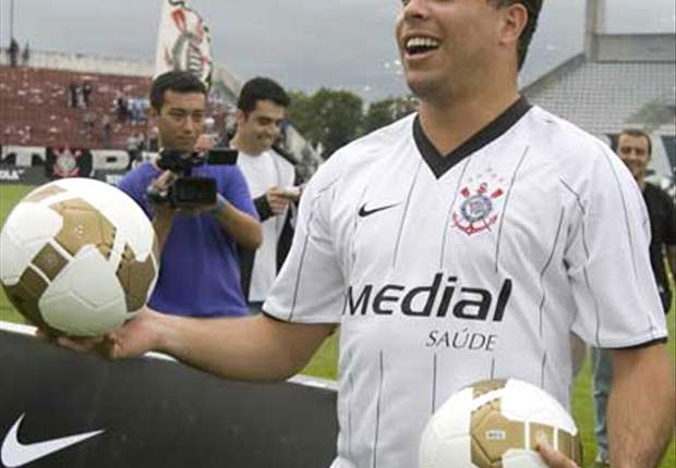 Report: Corinthians Star Ronaldo Out For Five Weeks After Breaking Hand