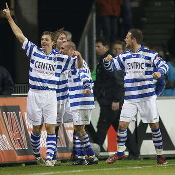 Peter Jungschläger celebrates goal with teammates, De Graafschap - sc Heerenveen (foto ANP)