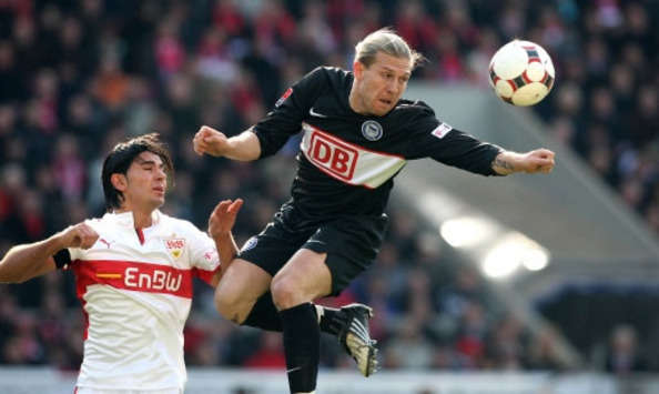 Bundesliga: VfB Stuttgart  - Hertha BSC Berlin, Voronin und Tasci (firo)