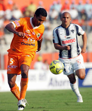 Omar Flores y Humberto Suazo- Jaguares vs Monterrey (Mexsport)