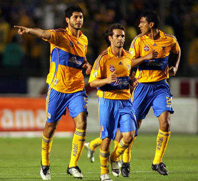 Pedro Benitez, Antonio Sancho y Hugo Sanchez- Tigres vs Chivas (Mexsport)