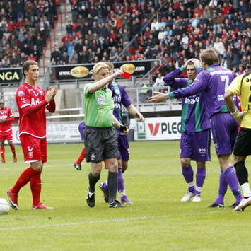 Andreas Granqvist gets a red card, FC Twente - FC Groningen (Foto PROSHOTS)