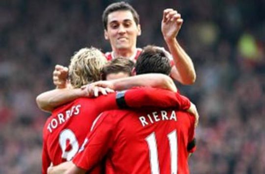 İngiltere: Albert Riera ve Liverpoollu futbolcuların gol sevinci (PA)