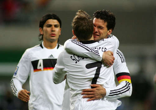 Zwei Torschützen unter sich: Michael Ballack und Bastian Schweinsteiger (firo)