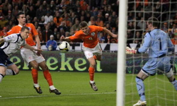 WC 2010 Qualification: Netherlands - Scotland, Klaas Jan Huntelaar scores 1-0 (foto ANP)