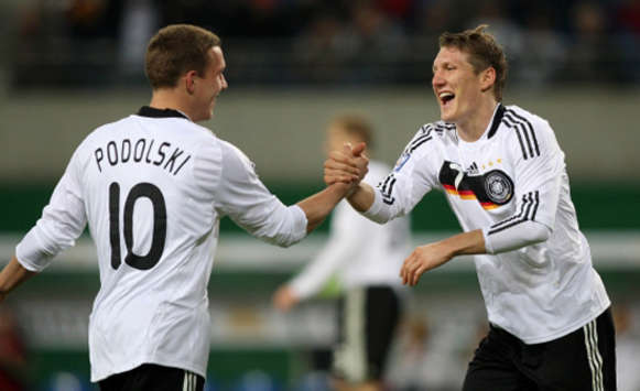 Bastian Schweinsteiger und Lukas Podolski jubeln über ihre Tore (firo)
