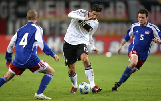 Mario Gomez, hier im Duell mit Yves Oehri und Andreas Gerster, ging gegen Liechtenstein wieder mal leer aus (firo)