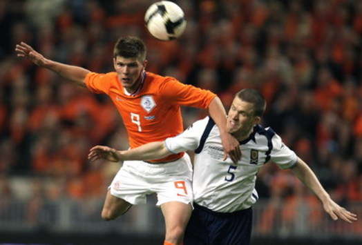 WC 2010: Netherlands - Scotland: Klaas Jan Huntelaar vs. Gary Caldwell (foto ANP)