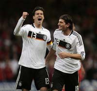 WC Quali 2010, Germany - Wales, Michael Ballack, Mario Gomez (firo)
