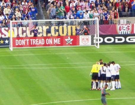 Dünya Kupası Kuzey Amerika Elemeleri: ABD'li oyuncular Trinidad Tobago maçı öncesi galibiyet yemini ederken (S. Evans/Goal.com)