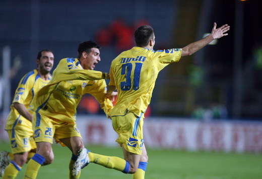 La gioia di Tavares e dei giocatori del Frosinone dopo il goal del vantaggio sull'Empoli (Foto Grazia Neri)