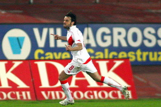 La gioia del giocatore del Mantova D'Aversa dopo il suo goal-partita contro l'Albinoleffe (Foto Grazia Neri)