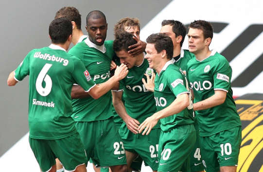Der VfL Wolfsburg jubelt über den Kantersieg gegen die Bayern (firo)
