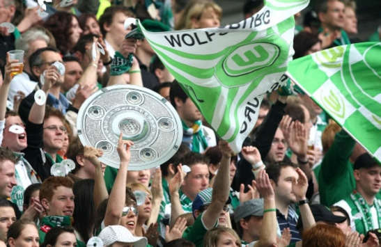 Bundesliga: Die Wolfsburger Fans haben bereits die Meisterschale in Händen (firo)