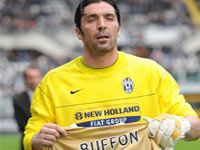 Gianluigi Buffon celebrates his 300 appearance for Juventus against Chievo