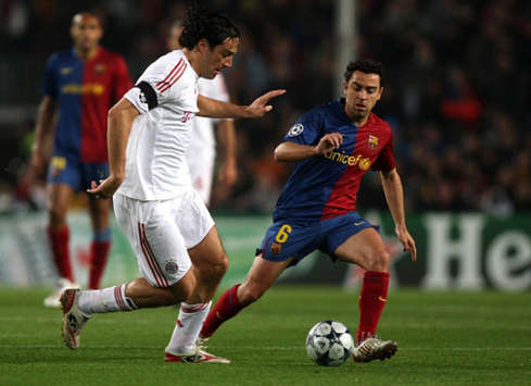 Bayerns Luca Toni, hier gegen Xavi, wurde absolut allein gelassen (firo)