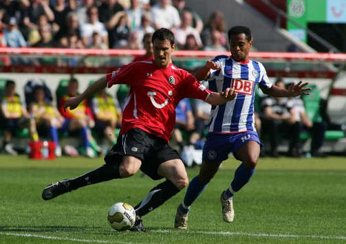 Bundesliga: Hannover 96 - Hertha BSC, Eggimann und Raffael im Zweikampf (firo)