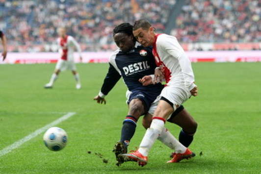 Kiki Musampa vs. Ismaïl Aissati, Ajax - Willem II (foto PRO SHOTS)