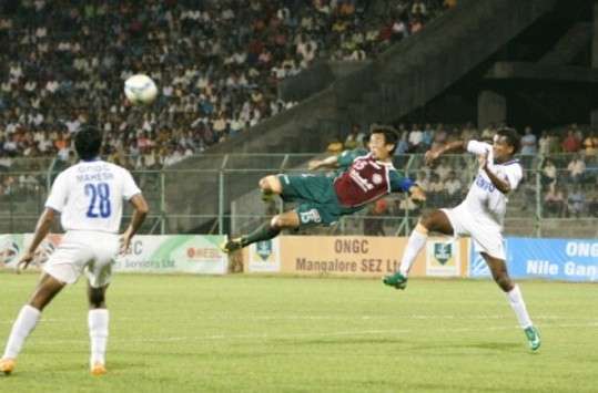 Bhaichung Bhutia goes for the spectacular against Dempo in Kolkata (Mango Peel)